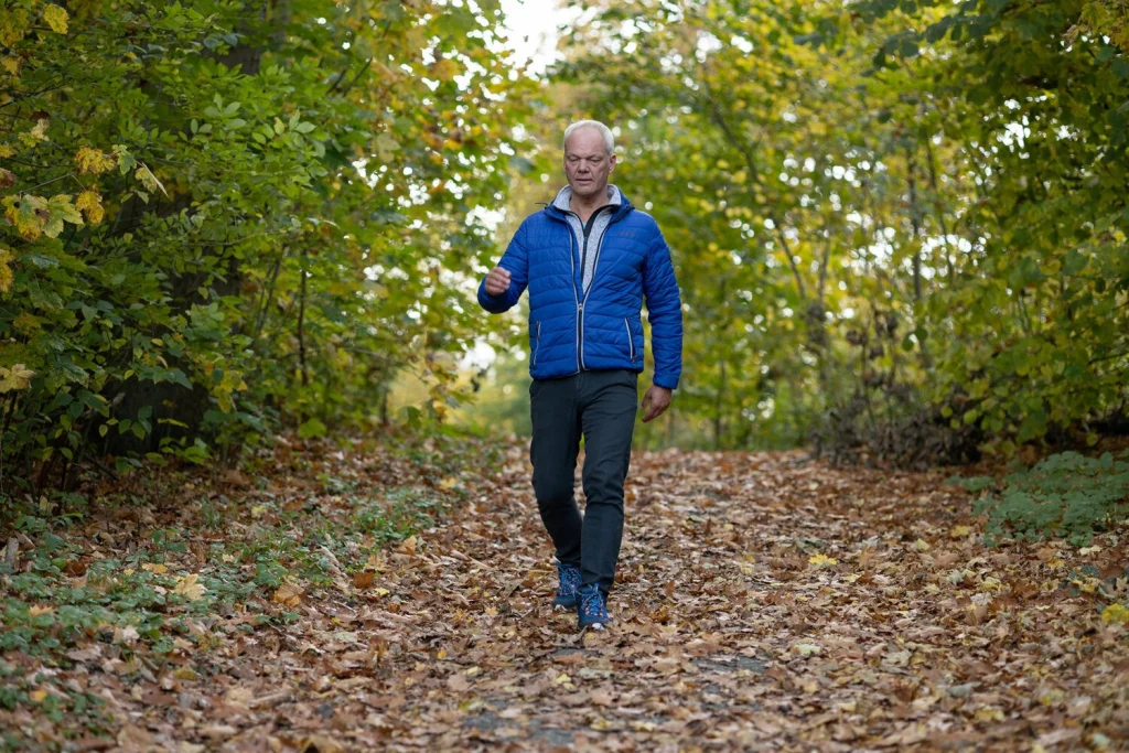 Ralf Elbers beim Spaziergang im Herbstwald