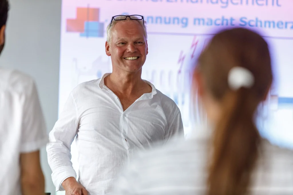 Ralf Elbers beim Rückenfit-Workshop in einem Betrieb