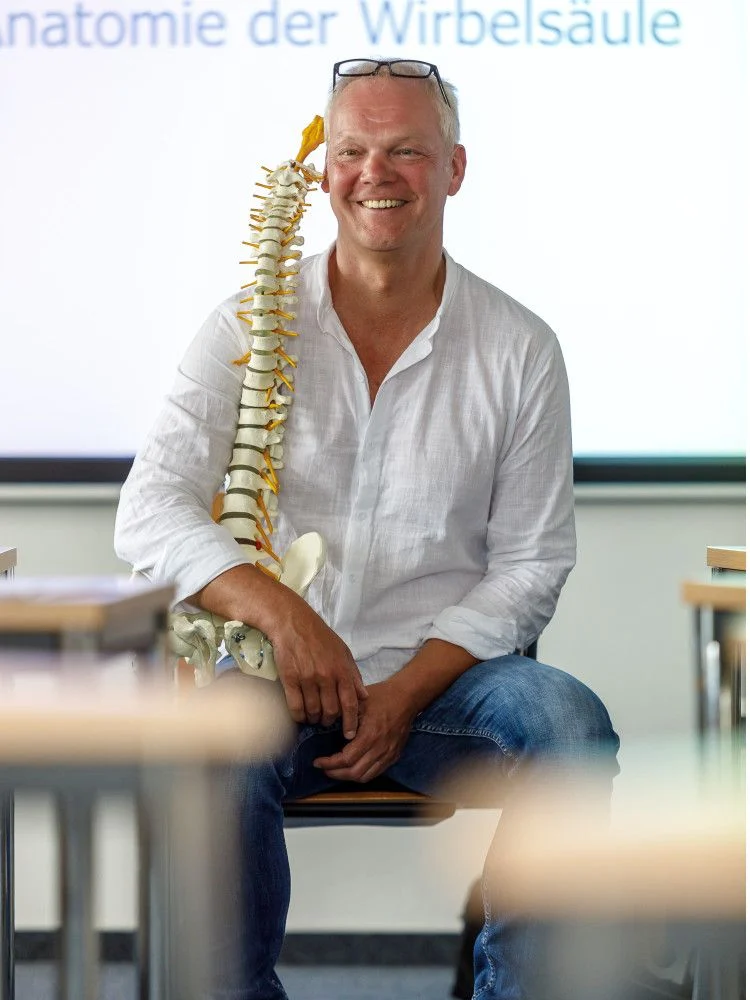 Ralf Elbers erklärt die Wirbelsäule am Modell